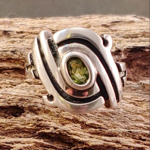 Sterling Peridot Artisan Modern Twist Ring - Picture 1 of 5